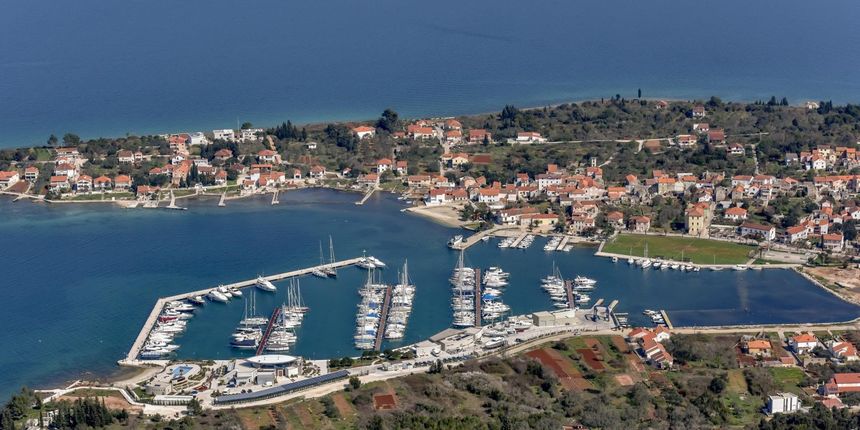 Sutomišćica na otoku Ugljanu i Olive Island Marina