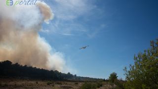 Zemaljske i zračne vatrogasne snage gase veliki šumski požar kod Crvene luke. Foto: Franjo Jurić/eBiograd Zemaljske i zračne vatrogasne snage gase veliki šumski požar kod Crvene luke. Foto: Franjo Jurić/eBiograd
