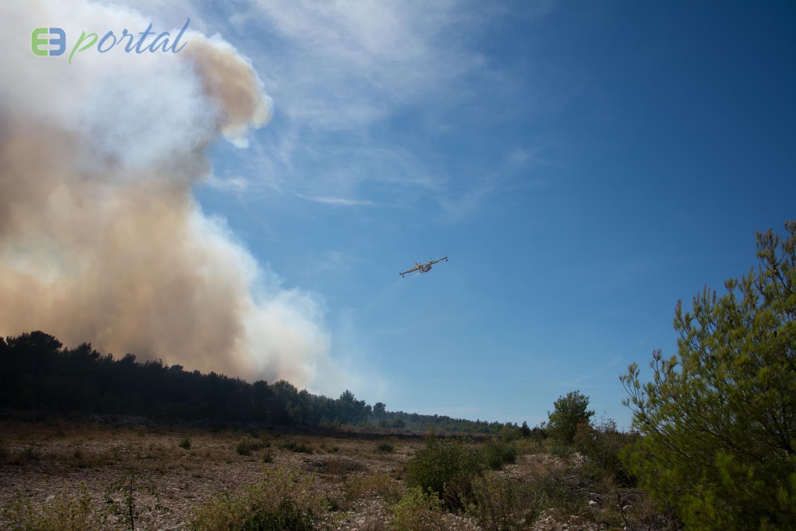 Zemaljske i zračne vatrogasne snage gase veliki šumski požar kod Crvene luke. Foto: Franjo Jurić/eBiograd Zemaljske i zračne vatrogasne snage gase veliki šumski požar kod Crvene luke. Foto: Franjo Jurić/eBiograd