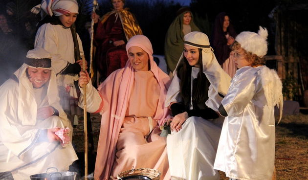 U Diklu kod bunara upriličene žive jaslice