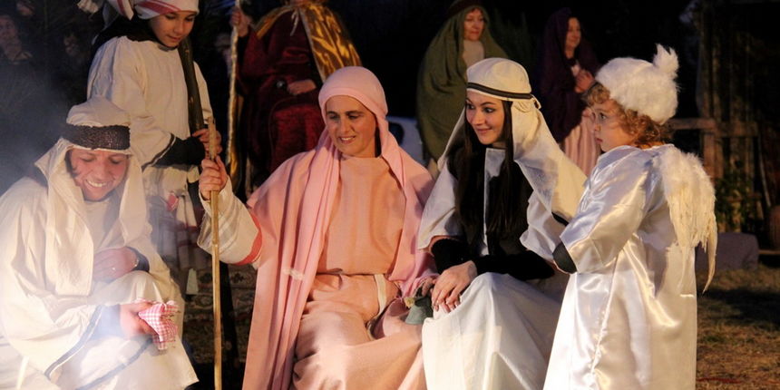 U Diklu kod bunara upriličene žive jaslice