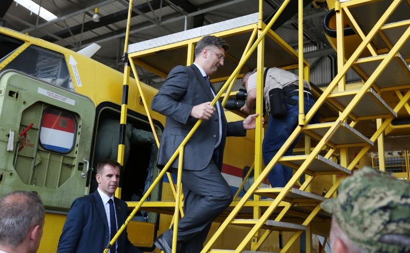 Plenković i Krstičević posjetili zračnu bazu Zemunik i protupožarnu eskadrilu Plenković i Krstičević posjetili zračnu bazu Zemunik i protupožarnu eskadrilu
