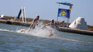 Na plaži u Zatonu kod Zadra održan je tečaj Hrvatskog crvenog križa za  djevojke i mladiće kako bi dobili licencu za spasioce na plažama Zadarske županije. Photo: Filip Brala/PIXSELL