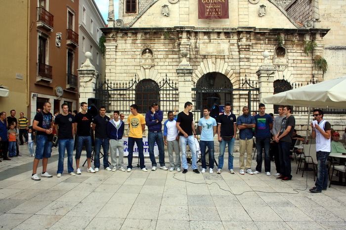Narodni trg: Predstavljene košarakašice i košarkaši Zadra. foto: Mladen Malik