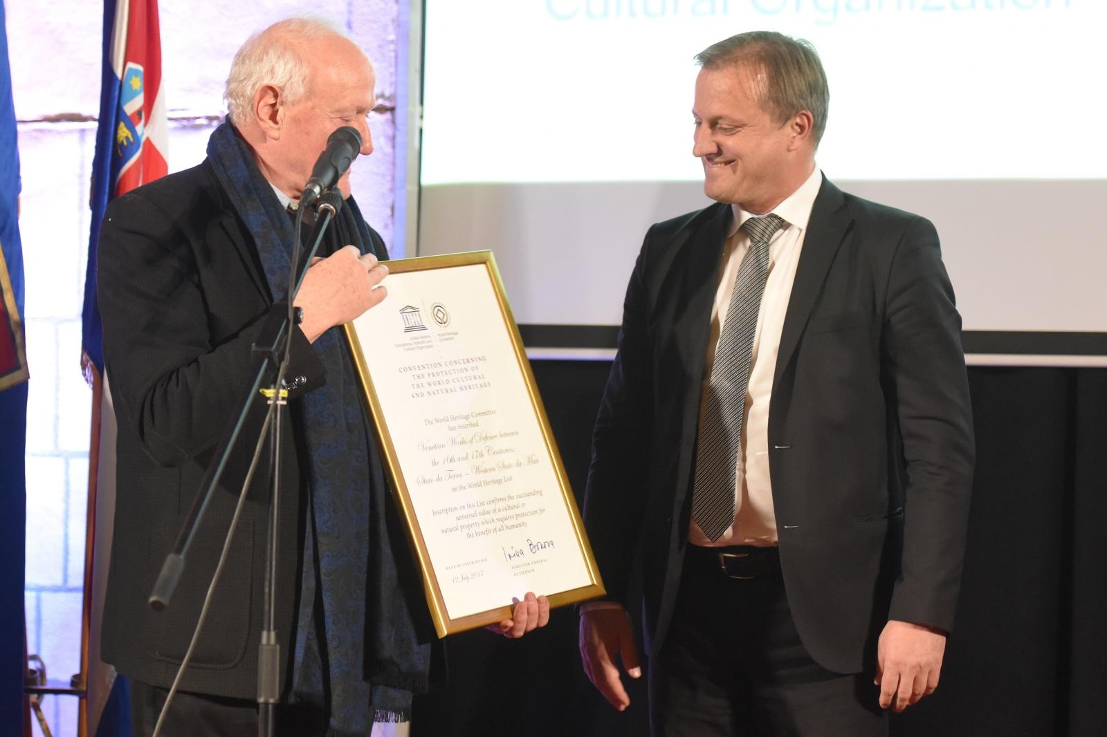 Gradonačelniku Zadra Branku Dukiću uručena povelja UNESCO-a