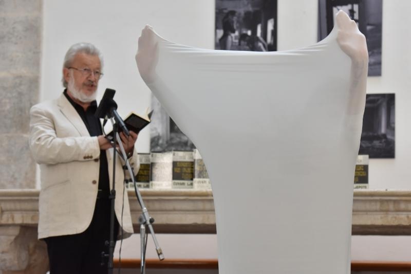 U lozi Narodnog muzeja otvorena je izlozba plakata, fotografija i kostima Zadarskog plesnog ansambla, najstarijeg ansambla suvremenog plesa u Dalmaciji. Izlozba je vezana uz proslavu Dana obrane grada Zadra i 25. godisnjice od osnutka Zadarskog plesnog an