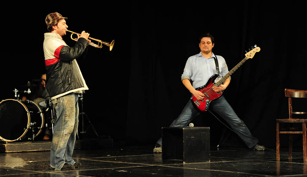 Zadar, 21.01.2013. snimio: Nenad Marčev
TEATAR EXIT, Zagreb
Saša Anočić
KAUBOJI
redatelj: Saša Anočić
igraju: Živko Anočić, Matija Antolić,
Hrvoje Barišić, Krunoslav Klabučar,
Rakan Rushaidat, Radovan Ruždjak i Ivana Rushaidat
izvan pre Zadar, 21.01.2013. snimio: Nenad Marčev
TEATAR EXIT, Zagreb
Saša Anočić
KAUBOJI
redatelj: Saša Anočić
igraju: Živko Anočić, Matija Antolić,
Hrvoje Barišić, Krunoslav Klabučar,
Rakan Rushaidat, Radovan Ruždjak i Ivana Rushaidat
izvan pre