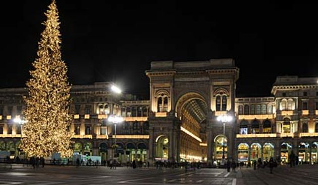 Božićno drvce kraj katedrale u Milanu, foto: albertocane.blogspot.com