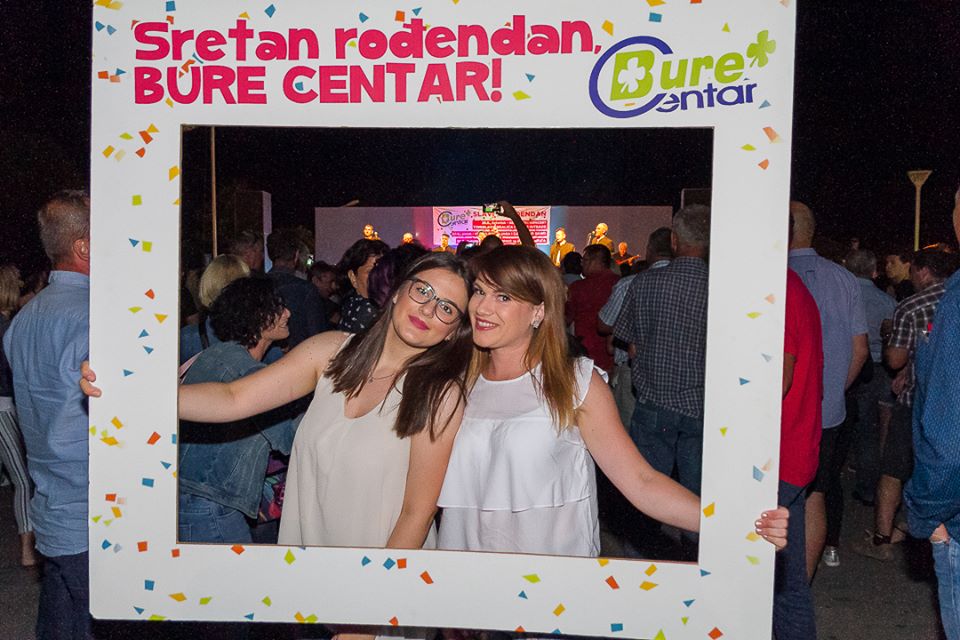 Tomislav Bralić i klapa Intrade na rođendanskoj proslavi Bure centra Tomislav Bralić i klapa Intrade na rođendanskoj proslavi Bure centra