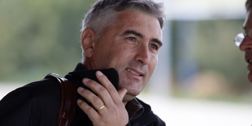 Zadar, 041111.
Odvjetnik Vladimir Gredelj provodi postupak procjene imovine Hotela President na Boriku zbog dugova vlasnika hotela Zdravka Barbarose jednom poduzetniku iz Djurdjevca.
Na slici sudski ovrsitelj Ante Bratanovic.
Foto: Jure Miskovic / CROP Zadar, 041111.
Odvjetnik Vladimir Gredelj provodi postupak procjene imovine Hotela President na Boriku zbog dugova vlasnika hotela Zdravka Barbarose jednom poduzetniku iz Djurdjevca.
Na slici sudski ovrsitelj Ante Bratanovic.
Foto: Jure Miskovic / CROP