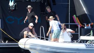 Članovi benda U2 David Howell Evans poznatiji kao The Edge i Adam Clayton odmaraju na Paklenim otocima u pauzi snimanja novog albuma