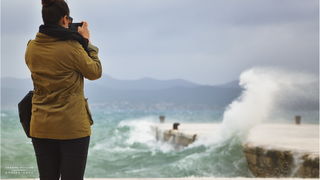Lom valova na zadarskoj rivi 7. studenog 2014.  Foto: Marin Pitton