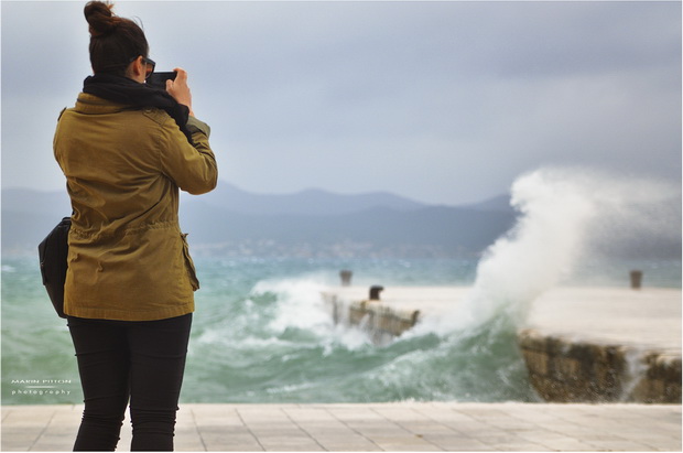 Lom valova na zadarskoj rivi 7. studenog 2014.  Foto: Marin Pitton
