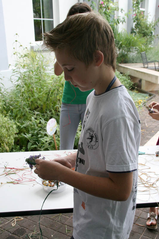 Danas je održana kreativna radionica za velike i male u organizaciji Dječjeg odjela Gradske knjižnice Zadar: izrada stručaka i jastučića od lavande od 10-12 h. Radionicu je vodila gospođa Jadranka Plantak. Foto by Lucija Juravic Danas je održana kreativna radionica za velike i male u organizaciji Dječjeg odjela Gradske knjižnice Zadar: izrada stručaka i jastučića od lavande od 10-12 h. Radionicu je vodila gospođa Jadranka Plantak. Foto by Lucija Juravic