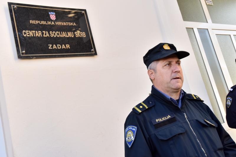 Ispred zadarskog Centra za socijalnu skrb, odrzan je prosvjed kako bi se izrazilo nezadovoljstvo nacinom rada djelatnika ove institucije. Prosvjed je potaknut nedavnim zbivanjima u skucaju obiteli Bozic. Photo: Dino Stanin/PIXSELL Autor  Dino Stanin/PIXS