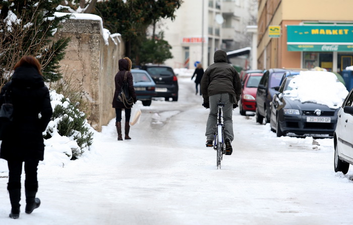 Zadar, 060212.
Iako je snjeg stao padati prije dva dana Zadar je jos uvijek pod bijelim pokrivacem, a niske temperature stvorile su poledicu.Sve glavne prometnice su ociscene osim onih prilaznih koje bi gradjani trebali sami ocistiti, rijetki su oni koji Zadar, 060212.
Iako je snjeg stao padati prije dva dana Zadar je jos uvijek pod bijelim pokrivacem, a niske temperature stvorile su poledicu.Sve glavne prometnice su ociscene osim onih prilaznih koje bi gradjani trebali sami ocistiti, rijetki su oni koji