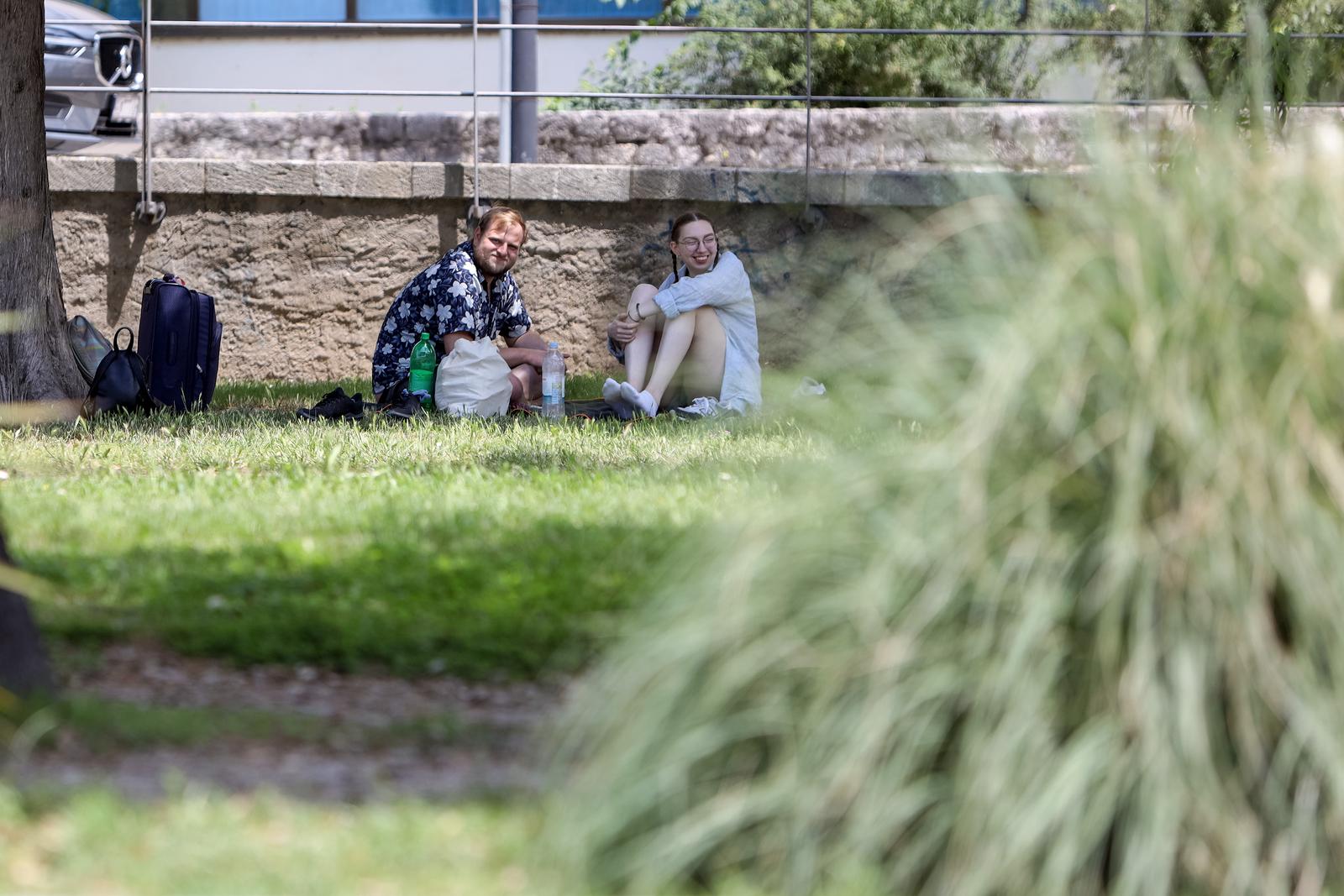 Sunčana nedjelja: Domaći i turisti na ulicama grada Sunčana nedjelja: Domaći i turisti na ulicama grada