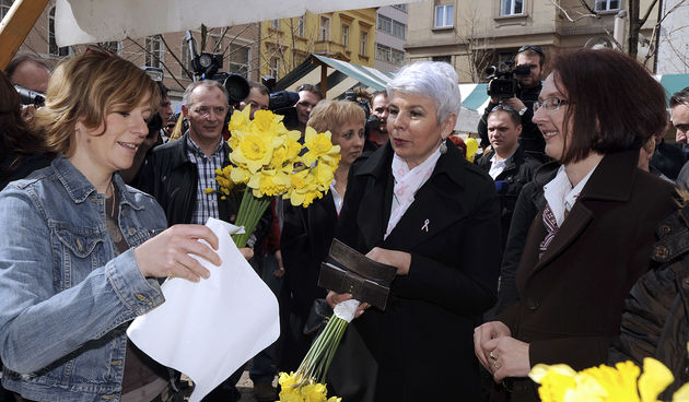 Danas se na Cvjetnom trgu obiljezava Dan narcisa kao simbol borbe protiva raka dojke povodom kojeg su postavljeni standovi mnogih humanitarnih udruga pa tako i najpoznatije udruge “Sve za nju”. Standove su obisli mnogi poznati hrvatski politicari i javne