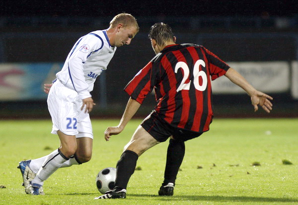 Cakovec, 200809.
Na gradskom stadionu Cakovec igra se prvenstvena utakmica T-com Prve HNL izmedju NK Medjimurje i NK Zadar.
Na fotografiji: Dvoboj Marina Kurtin iz Zadra i Nikole Melnjaka iz Medjimurja.
Foto: Andrej Svoger / Cropix