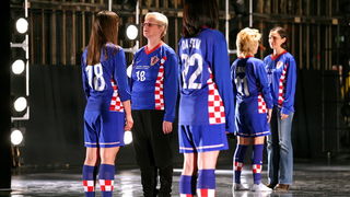 Zagreb, 240110.
U zagrebackom HNK veceras je premijerno izvedena predstava Srce moje kuca za nju. Montaz stroj i Plesni centar Tala inscenirali su legendarnu nogometnu utakmicu Hrvatske protiv Engleske iz 2007. g. kada je Hrvatska pobijedila na Wembley st