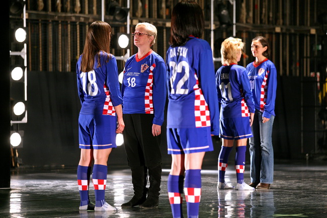 Zagreb, 240110.
U zagrebackom HNK veceras je premijerno izvedena predstava Srce moje kuca za nju. Montaz stroj i Plesni centar Tala inscenirali su legendarnu nogometnu utakmicu Hrvatske protiv Engleske iz 2007. g. kada je Hrvatska pobijedila na Wembley st