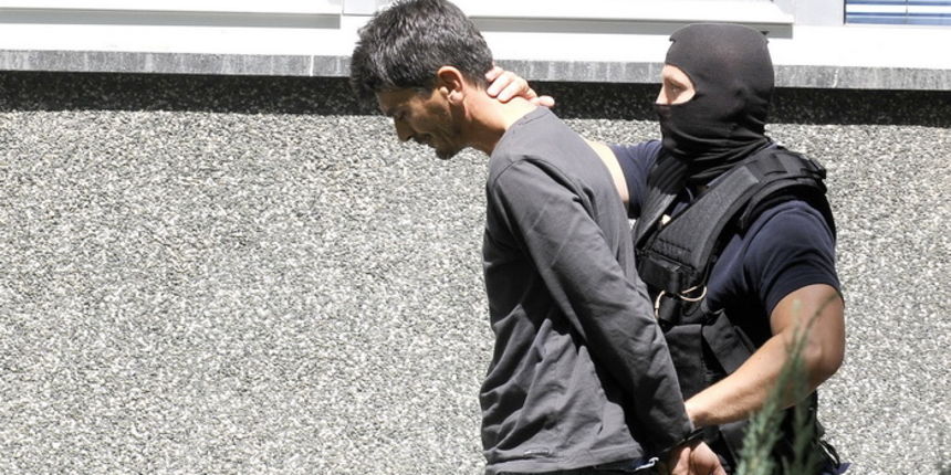 Banja luka, 270611.
Policija Republike Srpske danas je Dragana Paravinju , koji je jucer priznao otmicu i ubojstvo Antonie Bilic, prebacen u tranzicijski zatvor u Sarajevo.
Foto: Admir Buljubasic / CROPIX Banja luka, 270611.
Policija Republike Srpske danas je Dragana Paravinju , koji je jucer priznao otmicu i ubojstvo Antonie Bilic, prebacen u tranzicijski zatvor u Sarajevo.
Foto: Admir Buljubasic / CROPIX