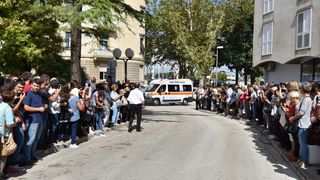 Stotine vjernika ispred crkve Gospe od zdravlja dočekalo relikviju sv. Leopolda Mandića Stotine vjernika ispred crkve Gospe od zdravlja dočekalo relikviju sv. Leopolda Mandića