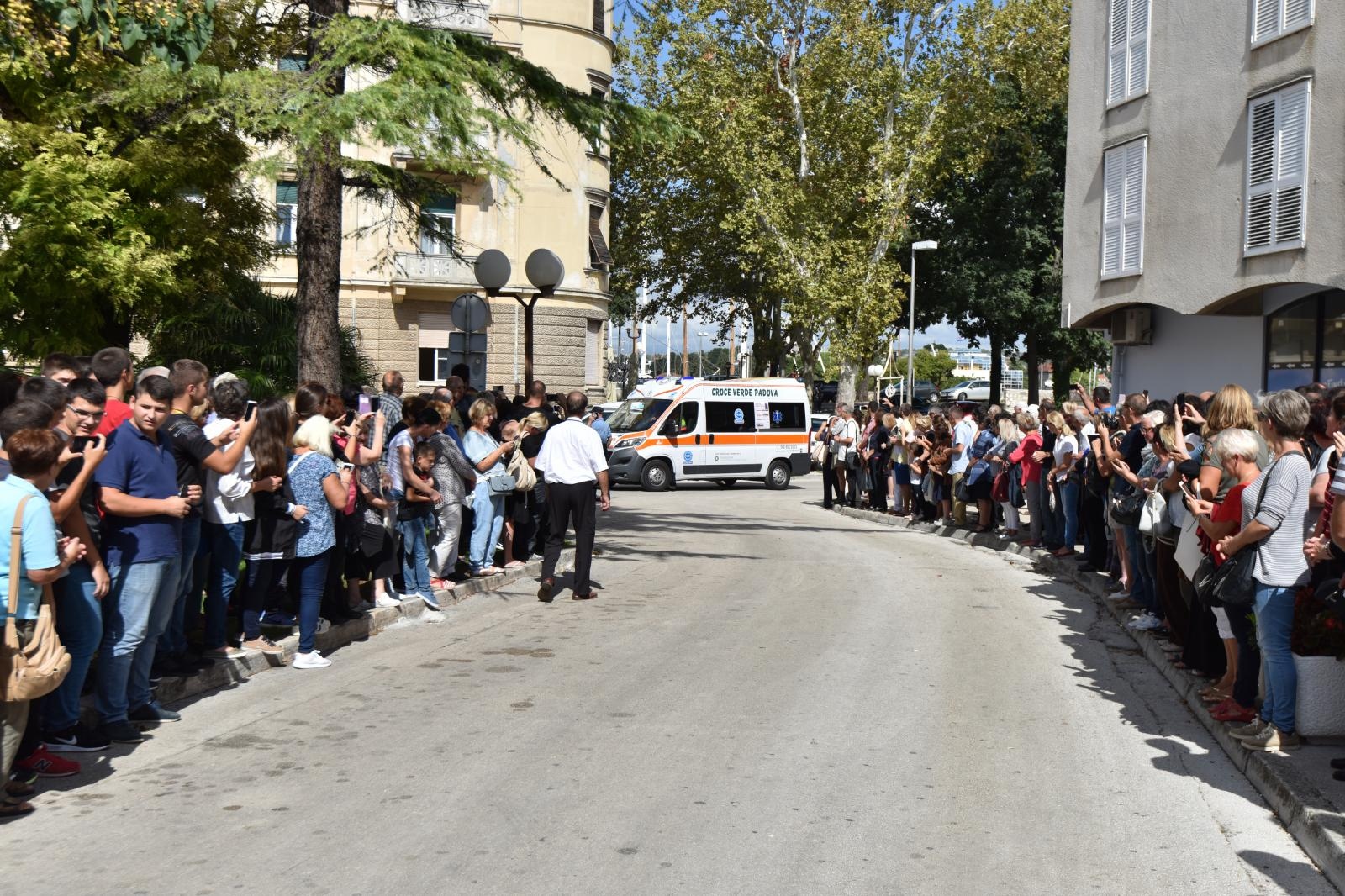 Stotine vjernika ispred crkve Gospe od zdravlja dočekalo relikviju sv. Leopolda Mandića Stotine vjernika ispred crkve Gospe od zdravlja dočekalo relikviju sv. Leopolda Mandića