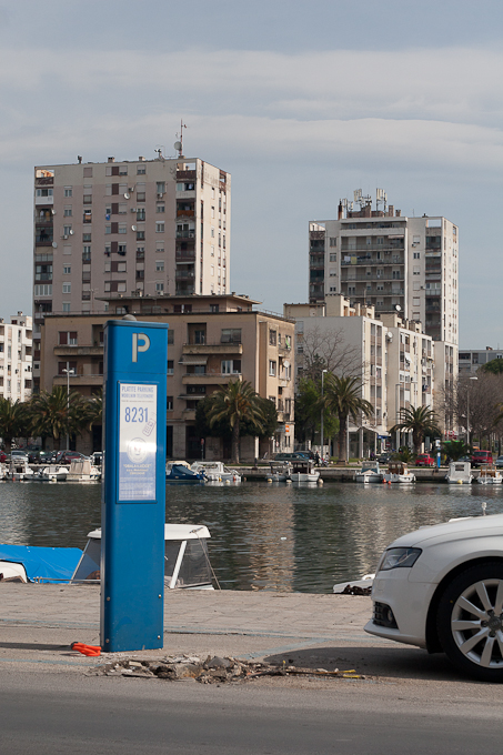 Zadar: Rasvjetni stup završio u moru, foto: Leo Banic