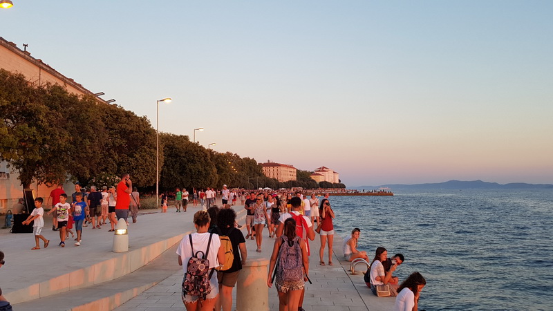 Zalazak sunca i Craft Beer Festival na zadarskoj rivi. Foto: Mladen Malik Zalazak sunca i Craft Beer Festival na zadarskoj rivi. Foto: Mladen Malik