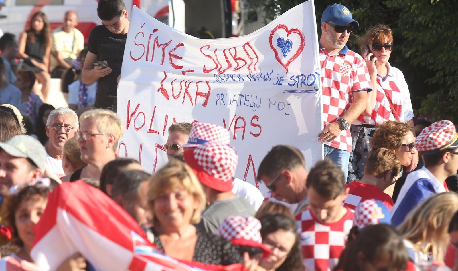 Zadar dočekao svoje Vatrene: Sve generacije okupile se na Forumu