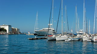 Jedrenjak Salute i superhajta Anna u zadarskoj marini, Foto: Mladen Malik Jedrenjak Salute i superhajta Anna u zadarskoj marini, Foto: Mladen Malik