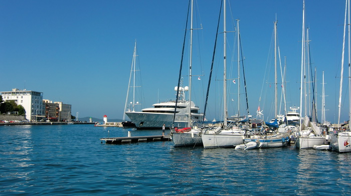 Jedrenjak Salute i superhajta Anna u zadarskoj marini, Foto: Mladen Malik Jedrenjak Salute i superhajta Anna u zadarskoj marini, Foto: Mladen Malik