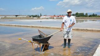 Nin – Povijesni gradic Nin pokraj Zadra za svoju prepoznatljivost ima nadaleko poznatu i najstariju hrvatsku solanu. Pod geslom “Prica o soli…” i dan danas se sol proizvodi na tradicionalan nacin. Photo: Damir Spehar/PIXSELL Nin – Povijesni gradic Nin pokraj Zadra za svoju prepoznatljivost ima nadaleko poznatu i najstariju hrvatsku solanu. Pod geslom “Prica o soli…” i dan danas se sol proizvodi na tradicionalan nacin. Photo: Damir Spehar/PIXSELL