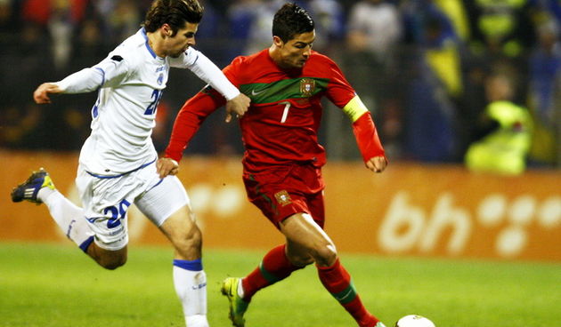Zenica, 111111. Kvalifikacijska utakmica za Europsko prvenstvo 2012, izmedju Bosne i Hercegovine i Portugala.Na slici: Adnan Zahirovic i Cristiano Ronaldo se bore za loptu. Foto: CROPIX