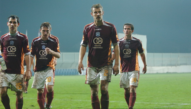 Zadar, 071109.
Nogomet, T- Com 1. HNL susret 14. kola Zadar – Varteks.
Na fotografiji: igraci Varteksa odlaze porazeni iz Zadra.
Foto: Andrija Lucic / CROPIX