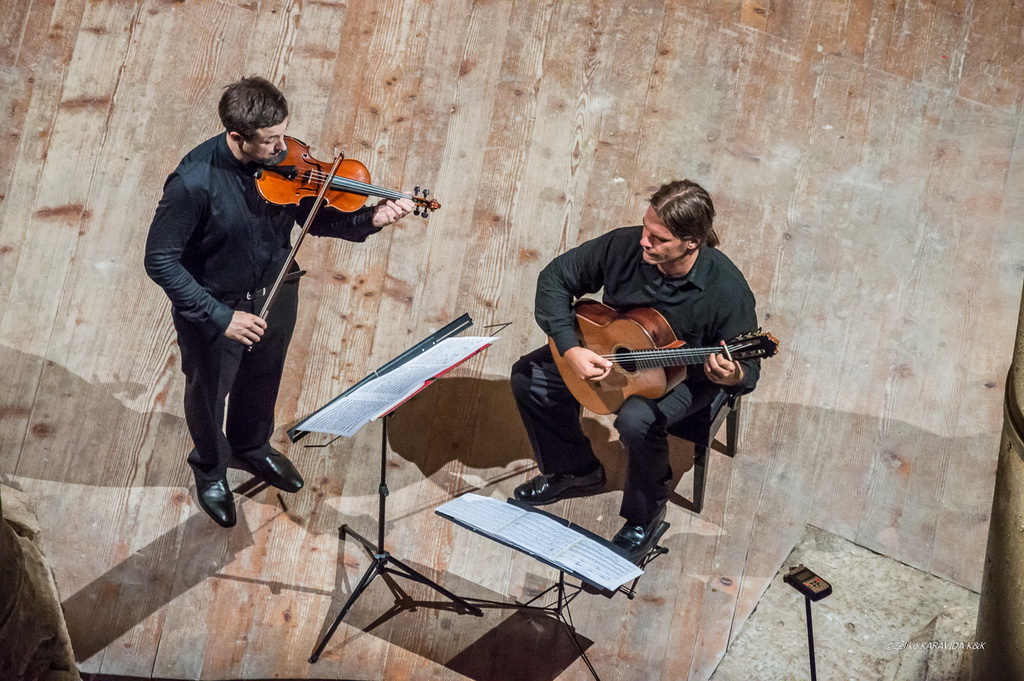 Violinist Martin Draušnik i gitarist Krešimir Bedek u Sv. Donatu izveli program “Paganini i gitara” Violinist Martin Draušnik i gitarist Krešimir Bedek u Sv. Donatu izveli program “Paganini i gitara”