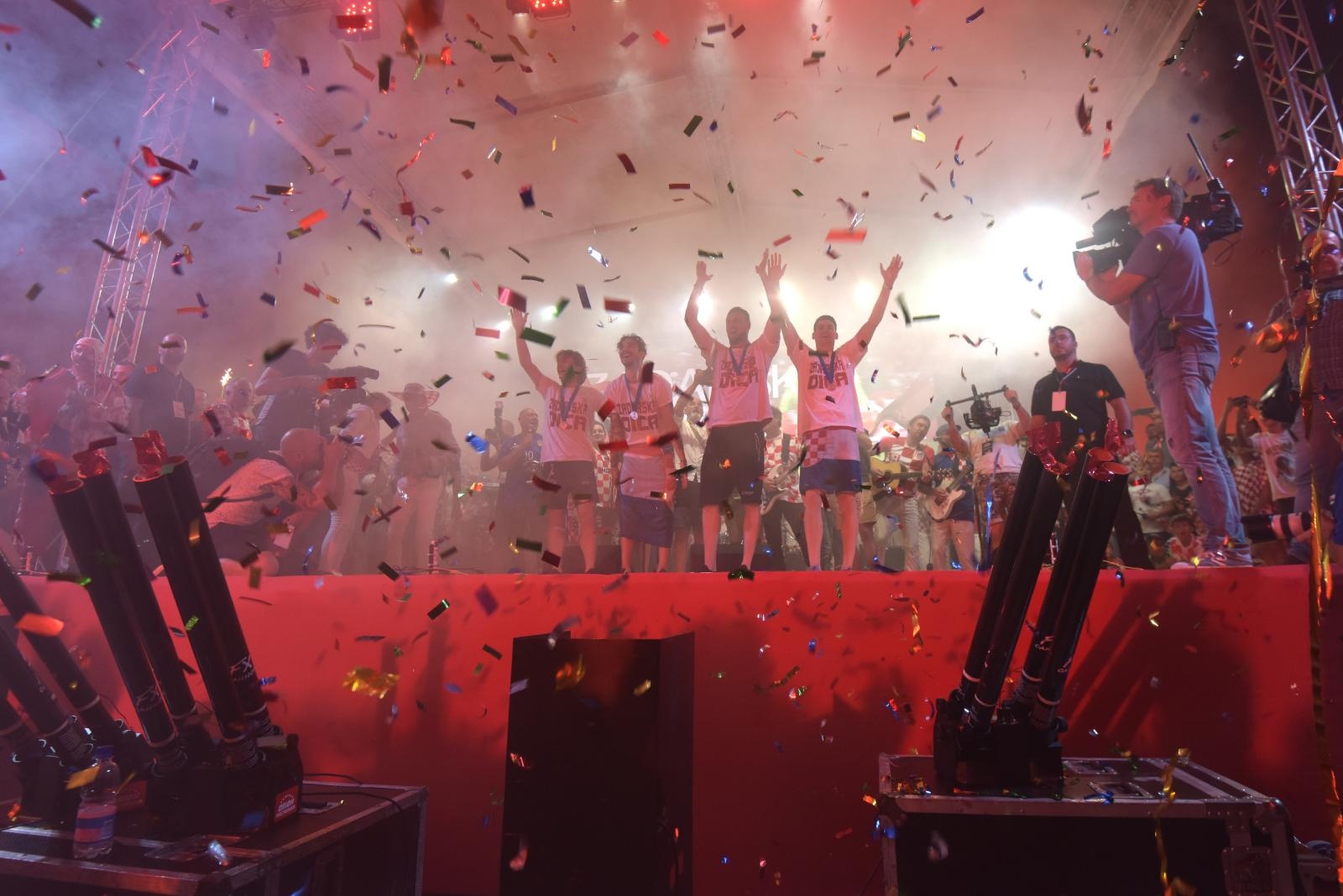 Zadrani na Forumu priredili spektakularan doček za svoje Vatrene Zadrani na Forumu priredili spektakularan doček za svoje Vatrene