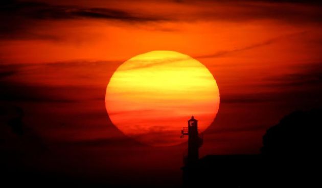 Sparina i lagana sumaglica učinile su zalazak sunca iza svjetionika na Punatimici bogatim prekrasnim bojama , foto: Filip Brala, PIXSELL