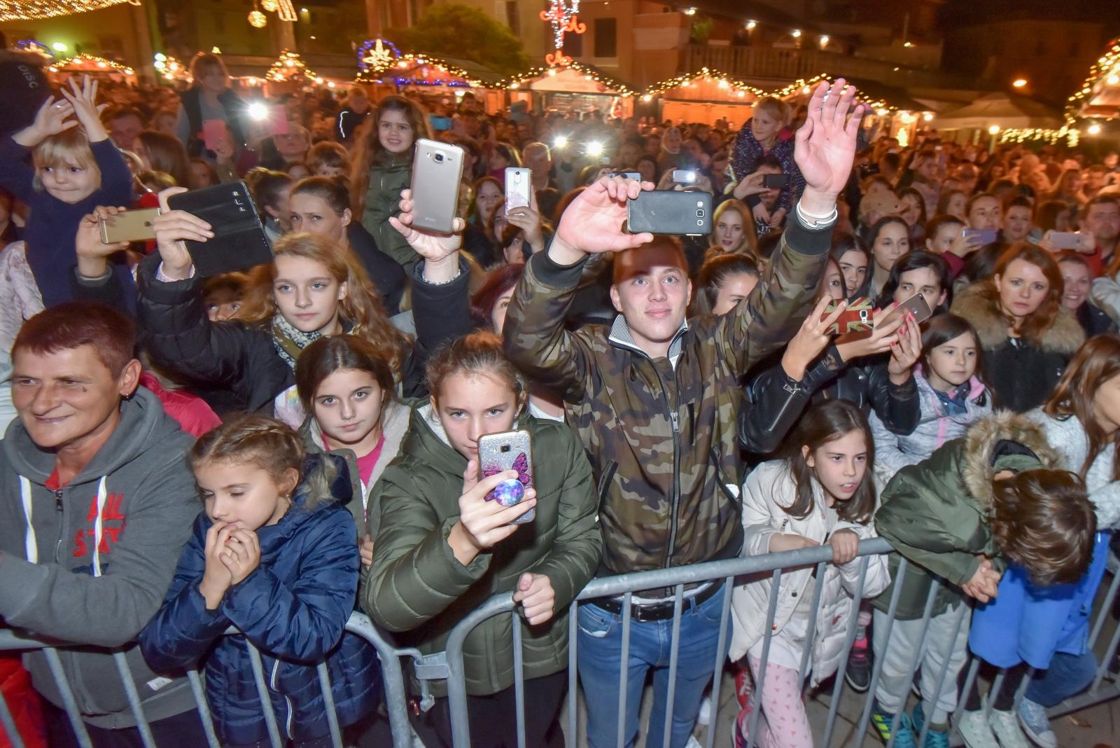 Na Trgu Petra Zoranica uz koncert Ivana Zaka i vatromet otvoren je Advent u Zadru Na Trgu Petra Zoranica uz koncert Ivana Zaka i vatromet otvoren je Advent u Zadru