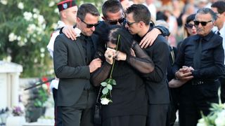 Posljednji ispraćaj Olivera Dragojevića na groblju Sveti Roko u Veloj Luci Posljednji ispraćaj Olivera Dragojevića na groblju Sveti Roko u Veloj Luci