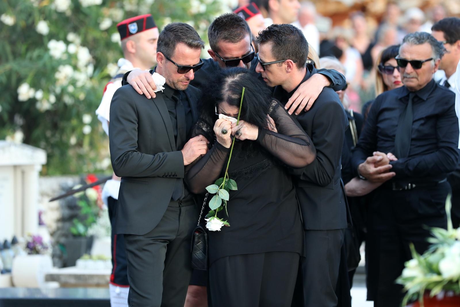 Posljednji ispraćaj Olivera Dragojevića na groblju Sveti Roko u Veloj Luci Posljednji ispraćaj Olivera Dragojevića na groblju Sveti Roko u Veloj Luci