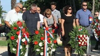 Zadar – Povodom obiljezavanja Dana pobjede i domovinske zahvalnosti i Dana hrvatskih branitelja kod sredisnjeg kriza na Gradskom groblju polozeni su vijenci i zapaljene svijece u sjecanje na sve poginule u Domovinskom ratu. Photo: Dino Stanin/PIXSELL