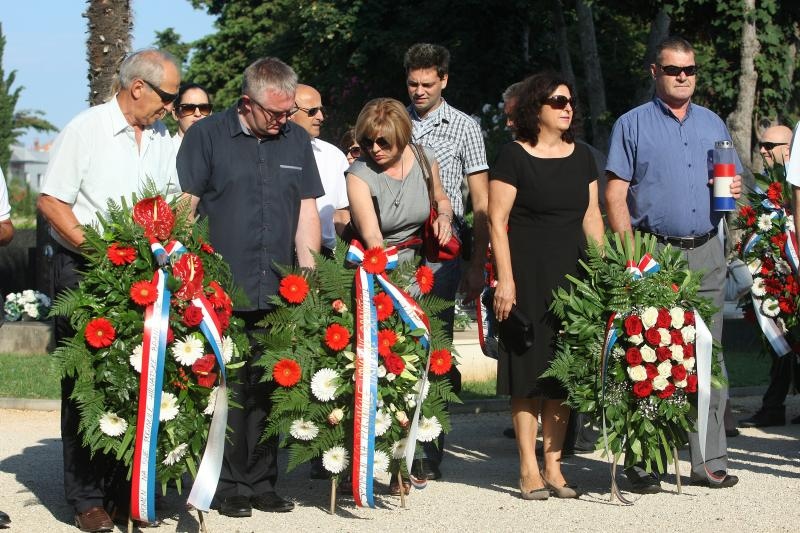 Zadar – Povodom obiljezavanja Dana pobjede i domovinske zahvalnosti i Dana hrvatskih branitelja kod sredisnjeg kriza na Gradskom groblju polozeni su vijenci i zapaljene svijece u sjecanje na sve poginule u Domovinskom ratu. Photo: Dino Stanin/PIXSELL