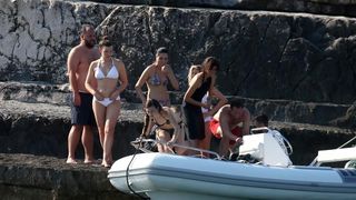 Članovi benda U2 David Howell Evans poznatiji kao The Edge i Adam Clayton odmaraju na Paklenim otocima u pauzi snimanja novog albuma