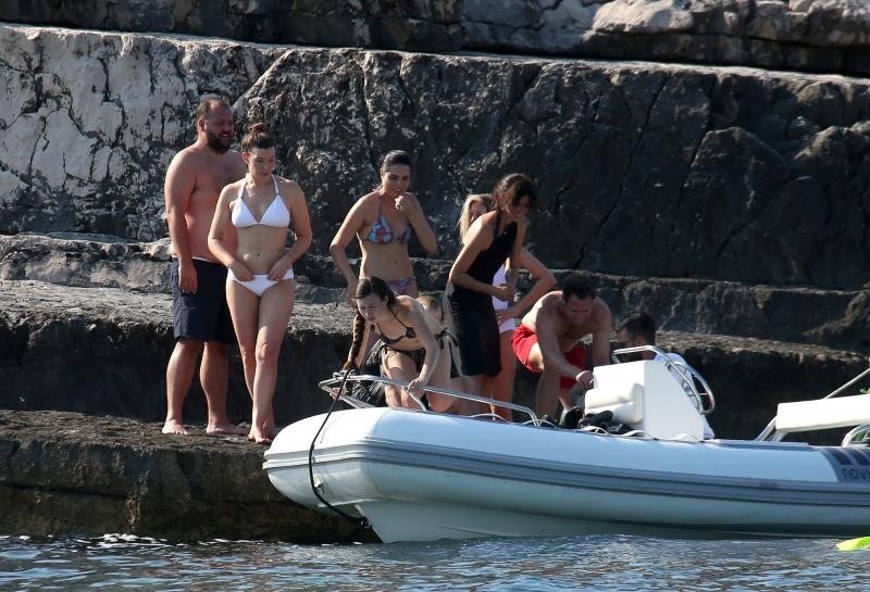 Članovi benda U2 David Howell Evans poznatiji kao The Edge i Adam Clayton odmaraju na Paklenim otocima u pauzi snimanja novog albuma