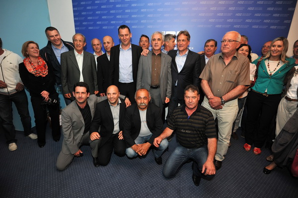 Zadar, 190513.
Lokalni izbori 2013.
Stozer HDZ-a.
HDZ slavi pobjedu na lokalnim izborima. Prema nesluzbenim rezultatima pobijedili su u utrci za zupanijsku skupstinu, gradsko vijece, stari novi zupan Stipe Zrilic je takodjer premocno pobijedio, a Bozidar Zadar, 190513.
Lokalni izbori 2013.
Stozer HDZ-a.
HDZ slavi pobjedu na lokalnim izborima. Prema nesluzbenim rezultatima pobijedili su u utrci za zupanijsku skupstinu, gradsko vijece, stari novi zupan Stipe Zrilic je takodjer premocno pobijedio, a Bozidar