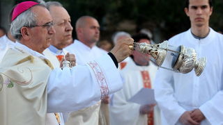 Zadar, 110512.
Blagdan gospe Loretske slavi se u zadarskom naselju Arbanasi. Nakon svecanog misnog slavlja u vecernjim satima krece procesija po naselju koju predvodi zadarski nadbiskup Zelimir Puljic.
Foto: Andrija Lucic / CROPIX Zadar, 110512.
Blagdan gospe Loretske slavi se u zadarskom naselju Arbanasi. Nakon svecanog misnog slavlja u vecernjim satima krece procesija po naselju koju predvodi zadarski nadbiskup Zelimir Puljic.
Foto: Andrija Lucic / CROPIX