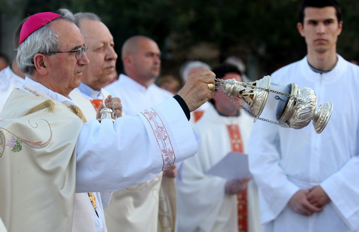Zadar, 110512.
Blagdan gospe Loretske slavi se u zadarskom naselju Arbanasi. Nakon svecanog misnog slavlja u vecernjim satima krece procesija po naselju koju predvodi zadarski nadbiskup Zelimir Puljic.
Foto: Andrija Lucic / CROPIX Zadar, 110512.
Blagdan gospe Loretske slavi se u zadarskom naselju Arbanasi. Nakon svecanog misnog slavlja u vecernjim satima krece procesija po naselju koju predvodi zadarski nadbiskup Zelimir Puljic.
Foto: Andrija Lucic / CROPIX