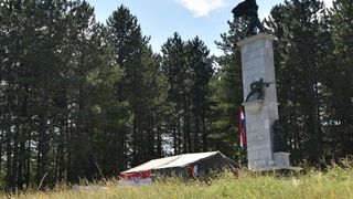 Ugljan: Kod spomenika borcima palim u NOB-u HASP podigao šator